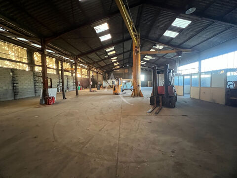   VOUILLE - ENTREPÔT - LOCAL INDUSTRIEL - 810m² 