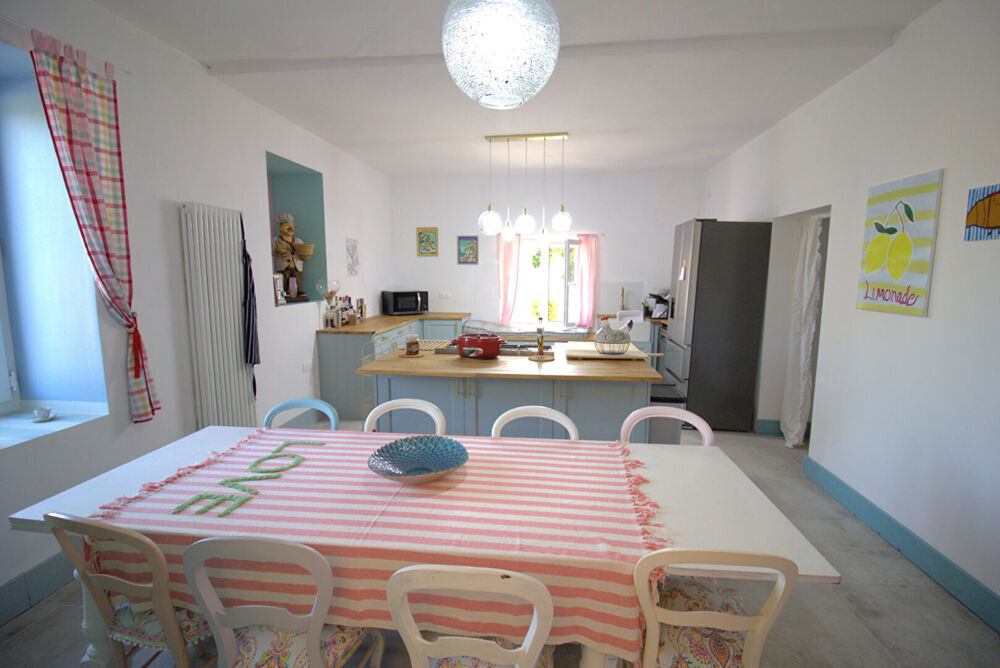 Baisse de prix - Superbe grande maison de village avec dépendances et grand jardin