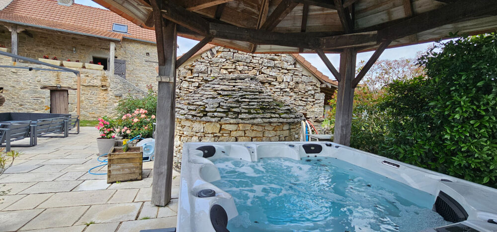 Ensemble immobilier en pierre avec gîte, maison principale, roulottes et piscine près de Cajarc