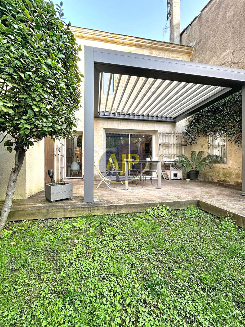 Maison familiale avec jardin et parking