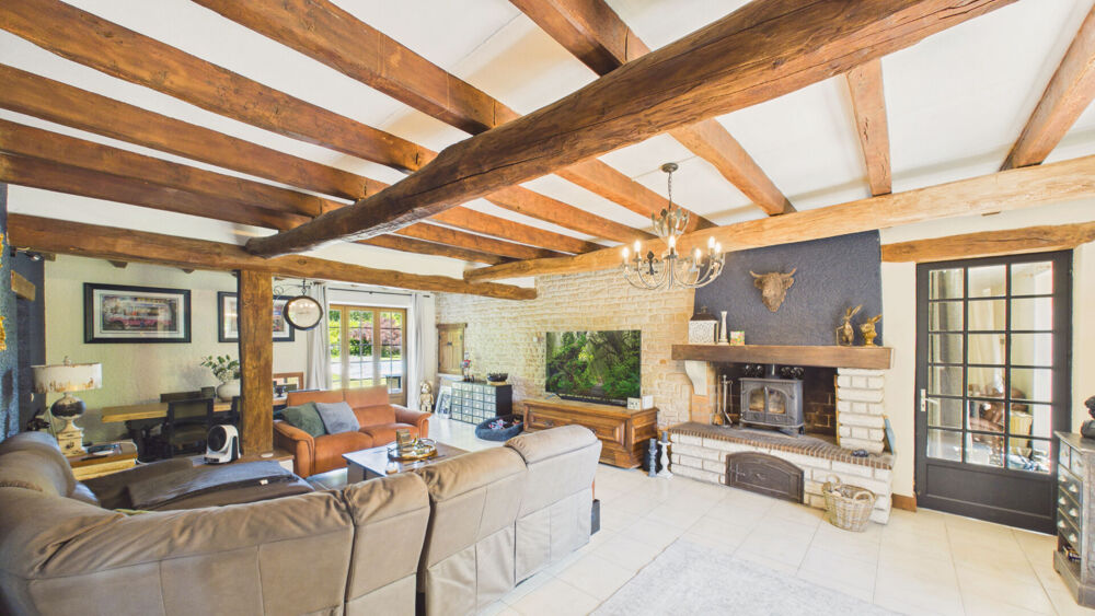 Superbe propriété de village en pierre de 4/5 chambres avec terrain privé, piscine et dépendances