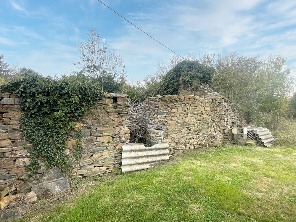 FINISTÈRE: Proche Huelgoat. Spacieuse maison de 3 chambres exposée sud avec terrain et dépendance en pierre.