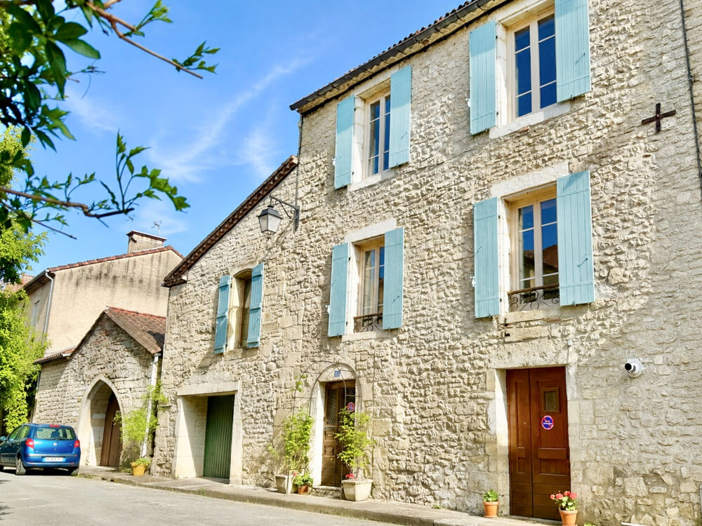 LOT - près de PRAYSSAC maison du village, 3 chambres, 2 salle de bains,grande terrasse au 1er étage,jardin et garage