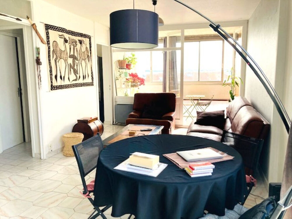 Lumineux appartement T4 de 78m² avec balcon, vue dégagée, place de parking privative - Bron