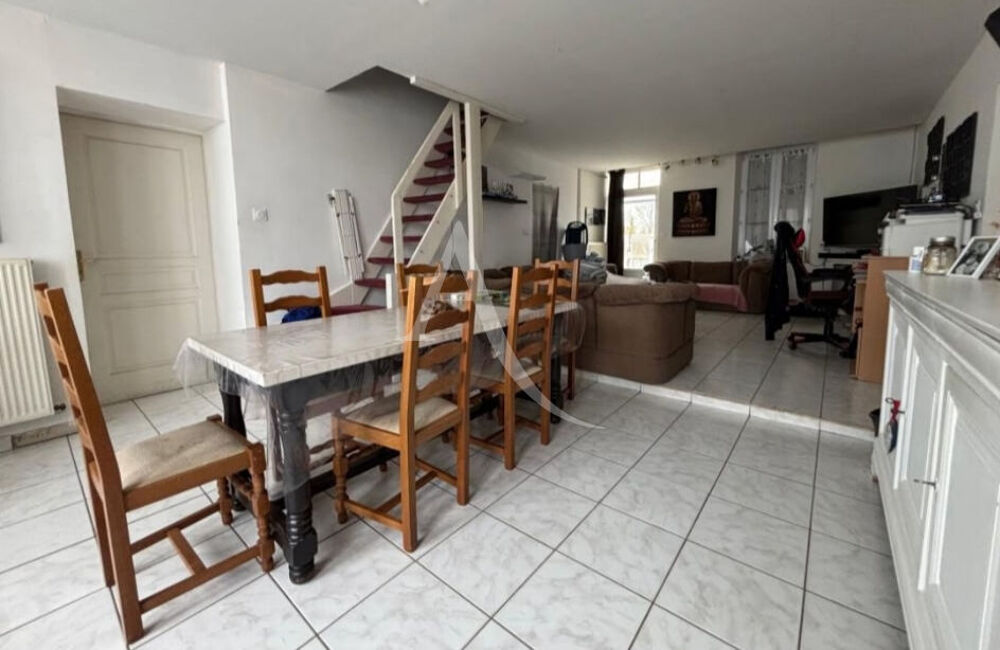 Maison en pierre avec garage et dépendance.