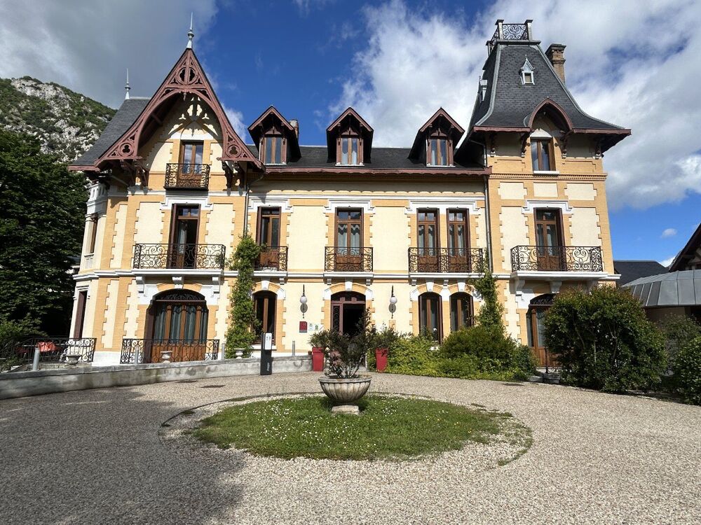 Ancien manoir de 1870 rénové, avec murs et fond de commerce