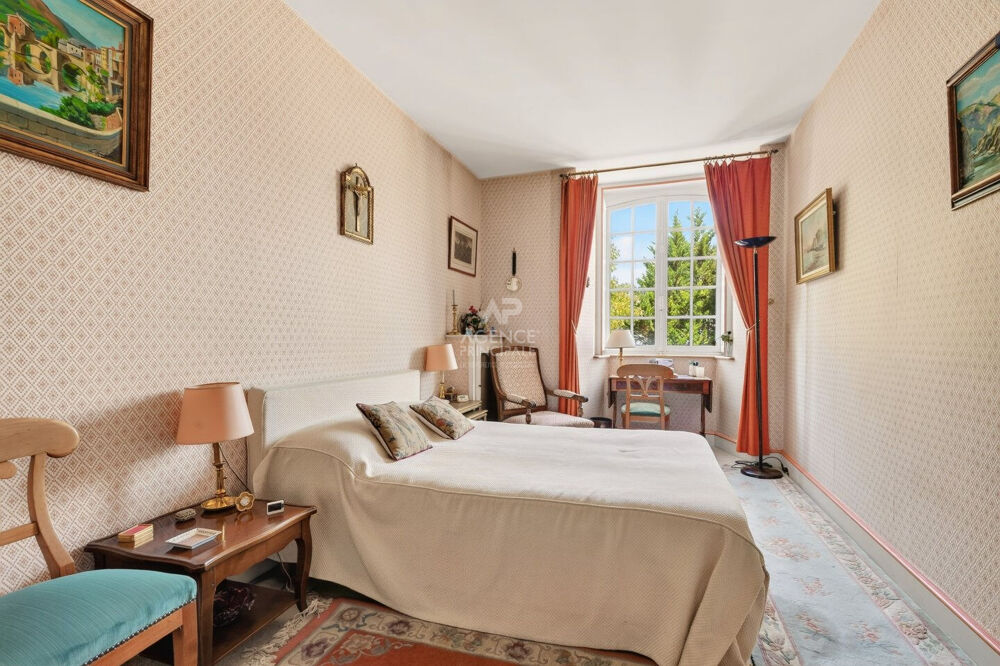 Vente Appartement Versailles Ermitage  Appartement 6 Pièces 167 m² carrez situé au 2ème étage avec ascenseur, gardien et parking Versailles