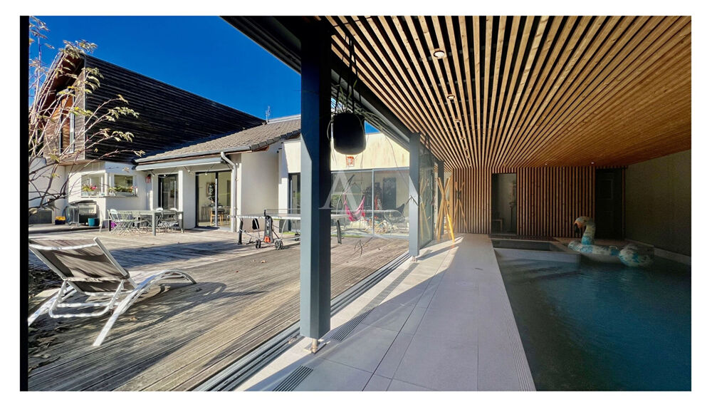 Maison familiale avec piscine intérieure