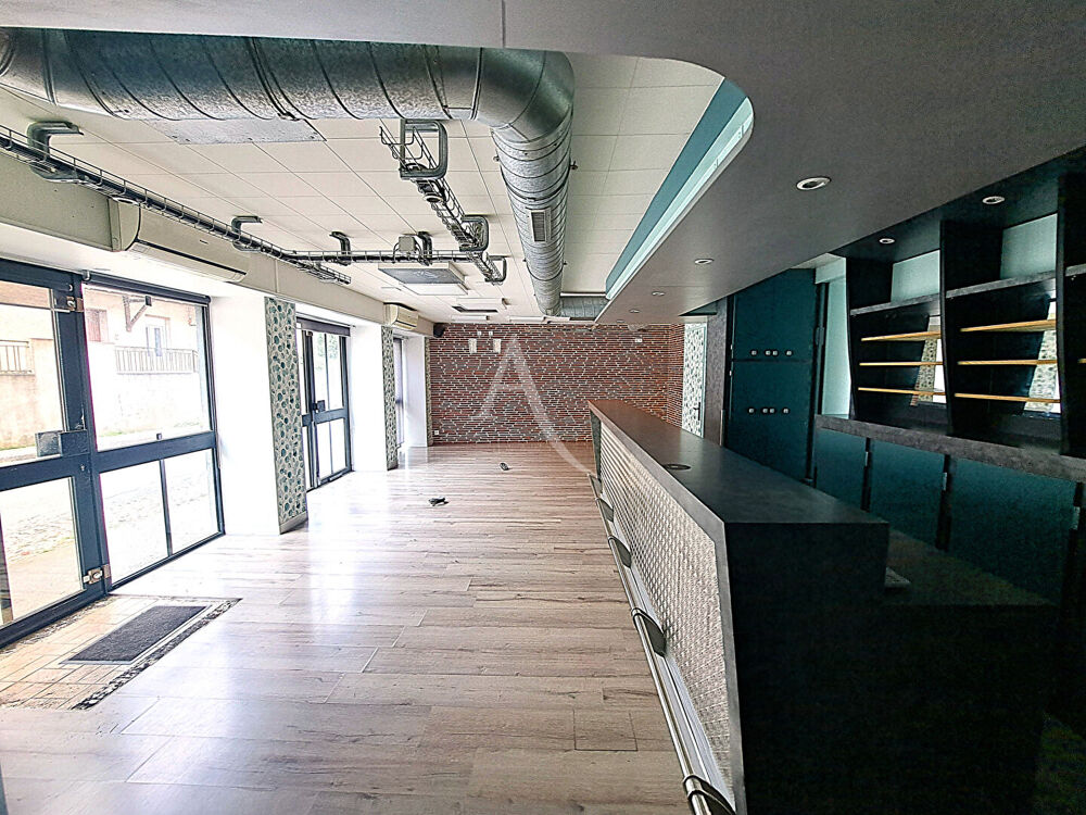 Local commercial plus un appartement de 125m² environ.