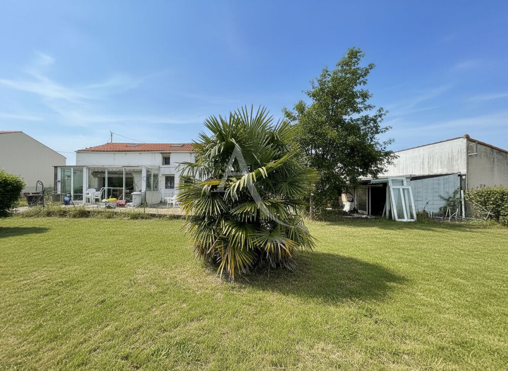 Vente Maison Rare à St Agnant:  Maison de 190 m² à réinventer sur un terrain de 2 340 m² constructible : un potentiel exceptionnel ! Saint agnant