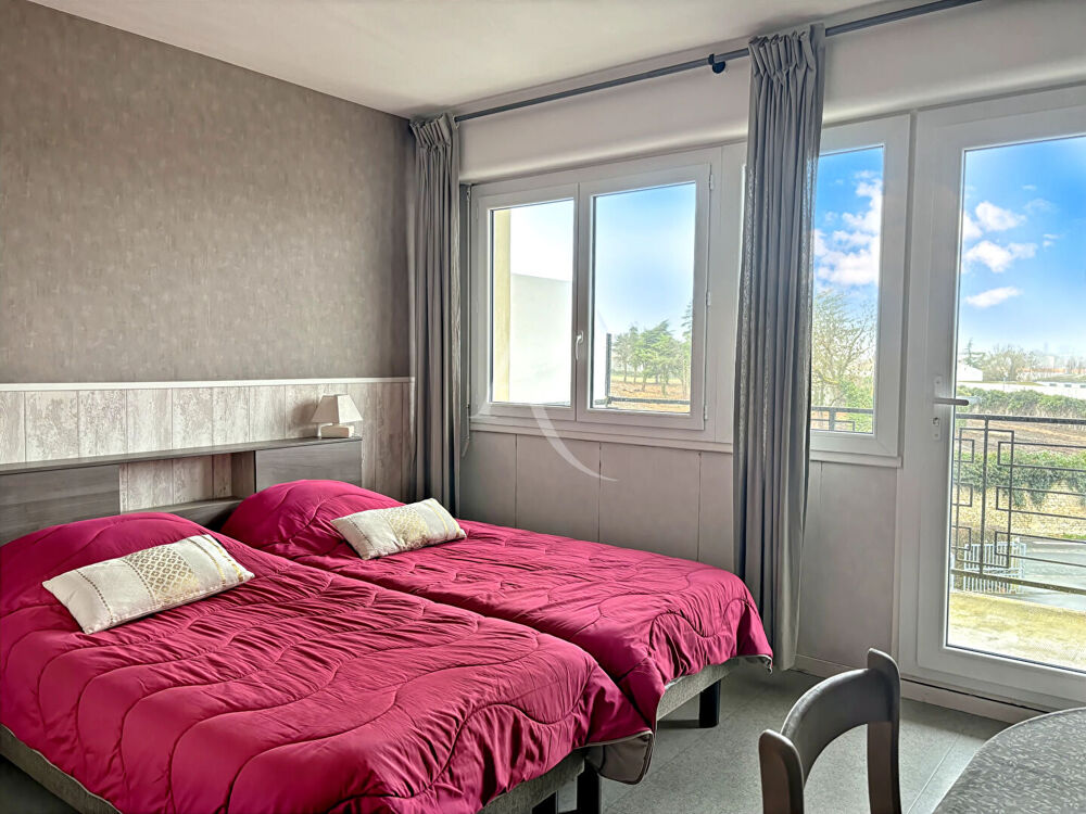 ROCHEFORT ? Studio meublé avec terrasse, face aux Thermes ? Exclusivité !