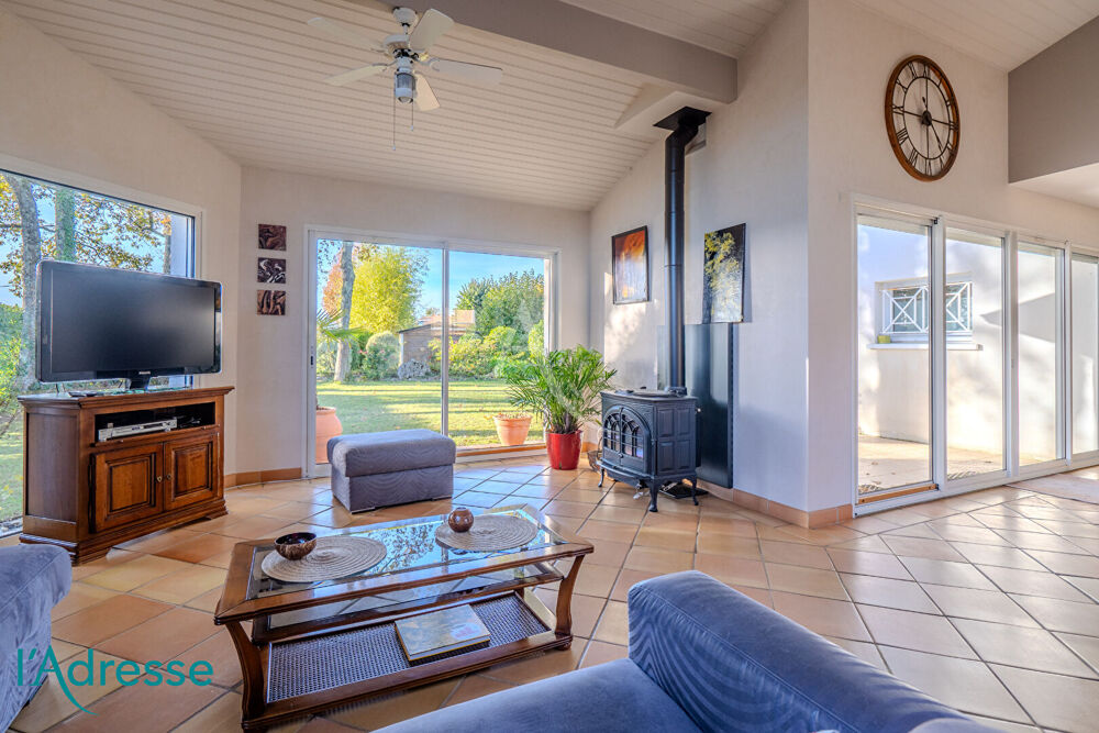GRADIGNAN - Très belle maison d'architecte avec magnifique jardin et garage