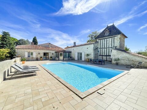   Une maison en pierres autour de sa piscine Maison - 6 pièce(s) - 204 m²