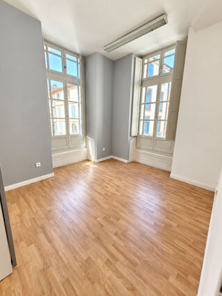  Appartement à louer 3 pièces 85 m²