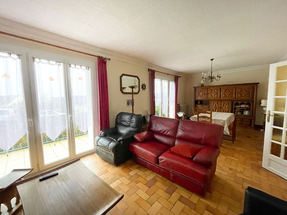 FINISTÈRE: Proche Plomodiern. Spacieuse maison de 7 chambres avec studio attenant, à quelques pas de la plage.
