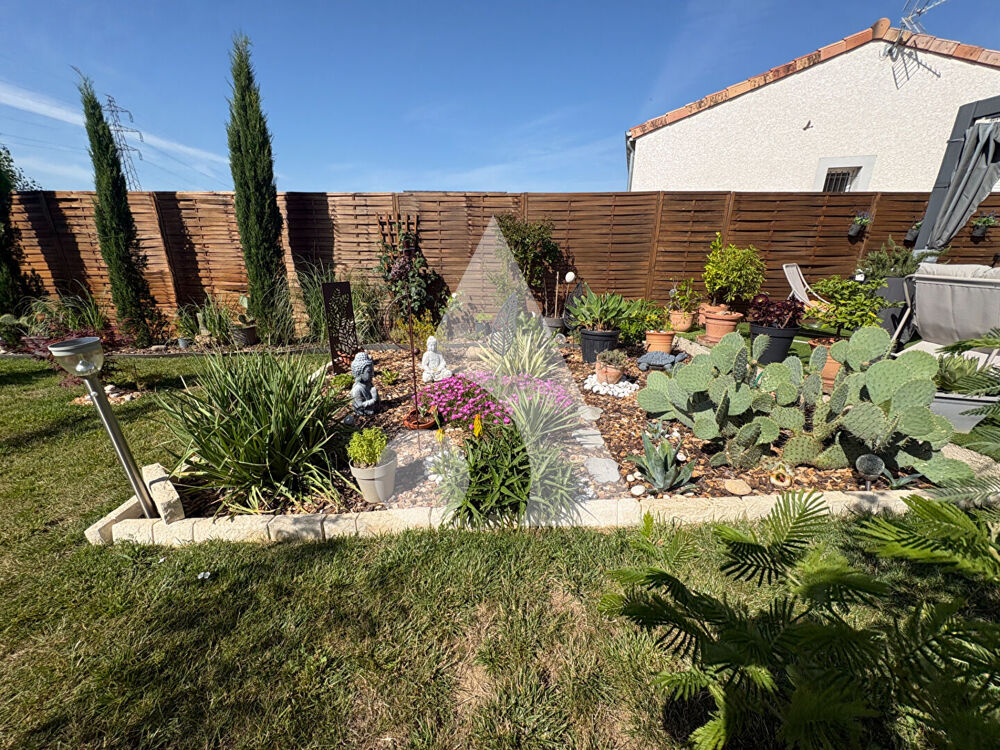 Maison récente de plain-pied avec gîte, sans vis-à-vis, terrain arboré de 1 033 m² et voie verte à proximité : un bien rare à Sa