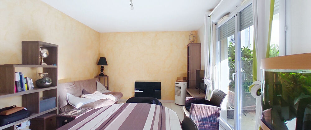 Appartement 3 Pièces 2 chambres, en rez de jardin dans résidence avec piscine et 2 parkings