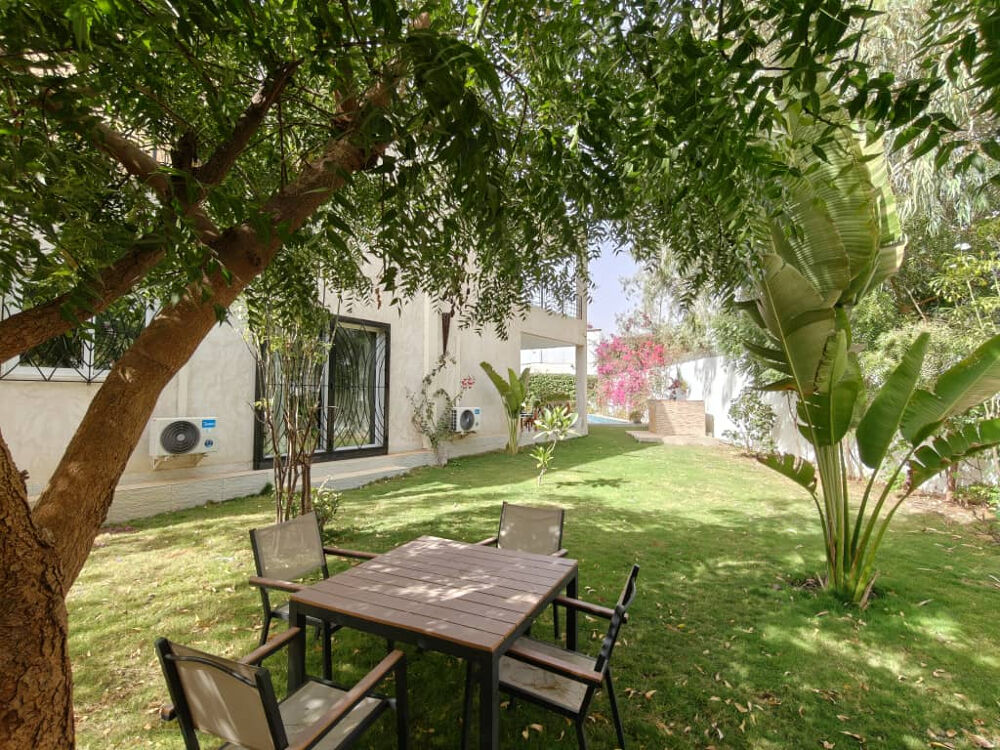Location Maison A LOUER SPACIEUSE MAISON NEUVE JOLIMENT MEUBLEE AVEC PISCINE ET BEAU JARDIN SITUEE DANS UN QUARTIER RESIDENTIEL PROCHE COMMERCES Ngaparou (Senegal)