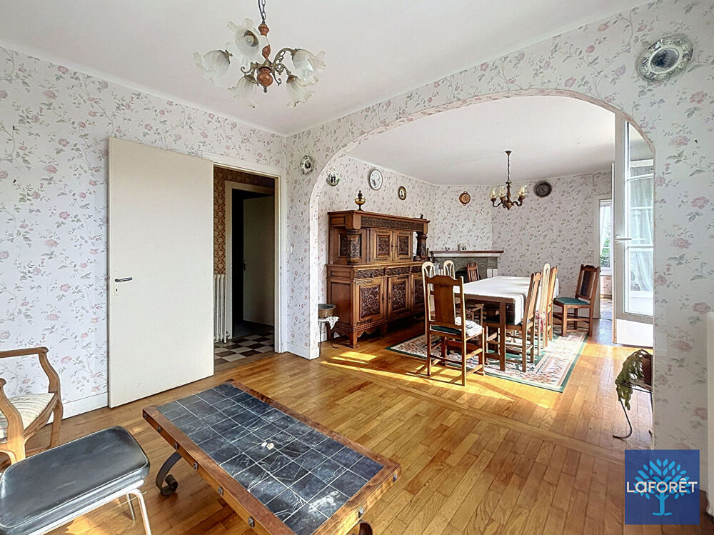 Maison 6 pièce(s) 120 m2 avec un hangar de 300m² , des dépendances et deux garages