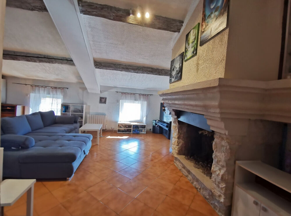 Vente Appartement Appartement T4 de 109 m² avec terrasse et place de parking dans un lieu chargé d'histoire Montfavet