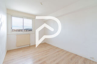  Appartement à louer 4 pièces 77 m²