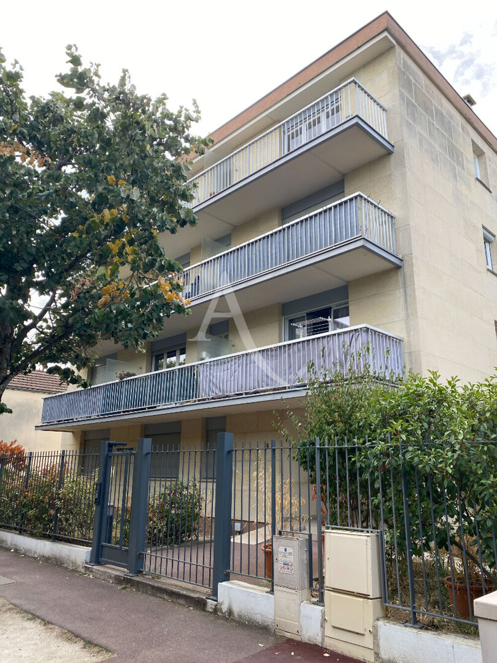 La Varenne Saint Hilaire- Studio lumineux avec grand balcon + cave + parking