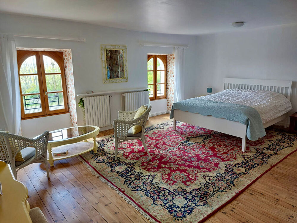 Vente Maison Elegante maison non-mitoyenne avec gîte, vaste dépendances, 2 km du centre ville Saint jean d angely