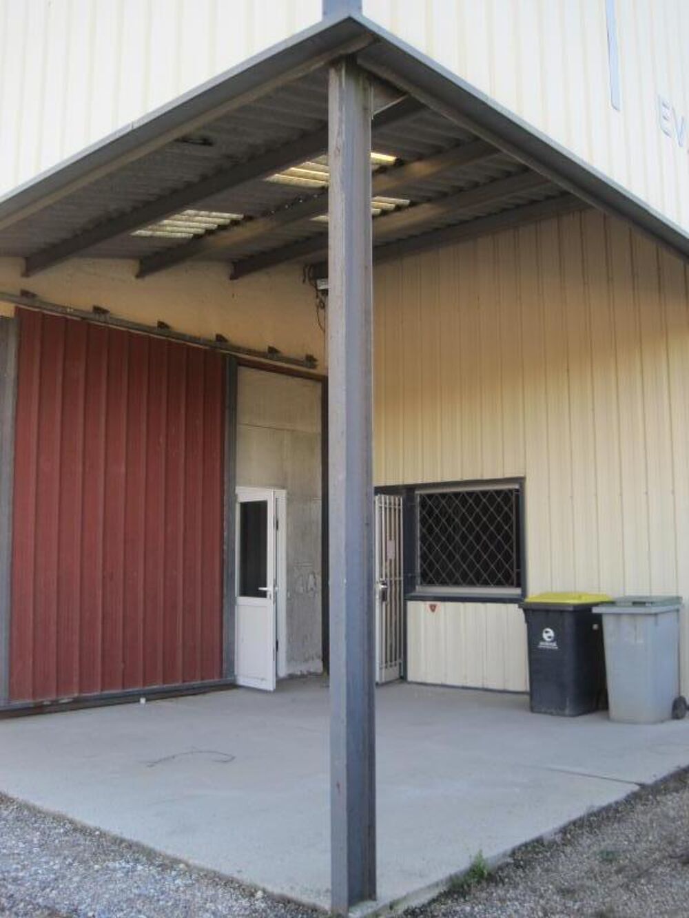 Vente Immeuble A vendre  local commercial de 270 m2 à Izon Izon