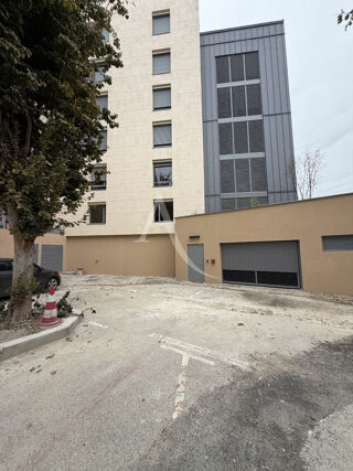 Location Parking/Garage Garage sécurisé avec porte automatisée et électricité Bourg en bresse
