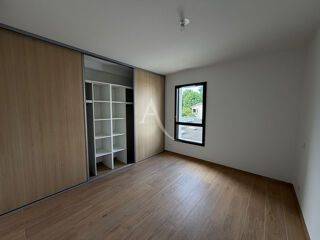  Appartement à louer 3 pièces 82 m²