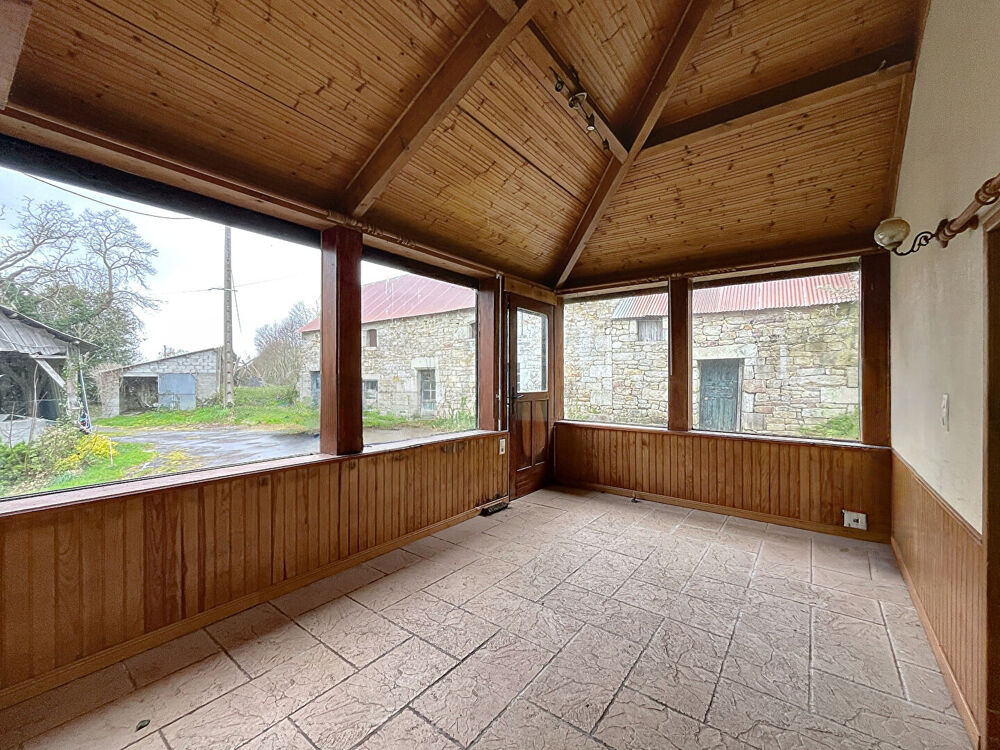 Maison, dépendances et hangar à Querrien