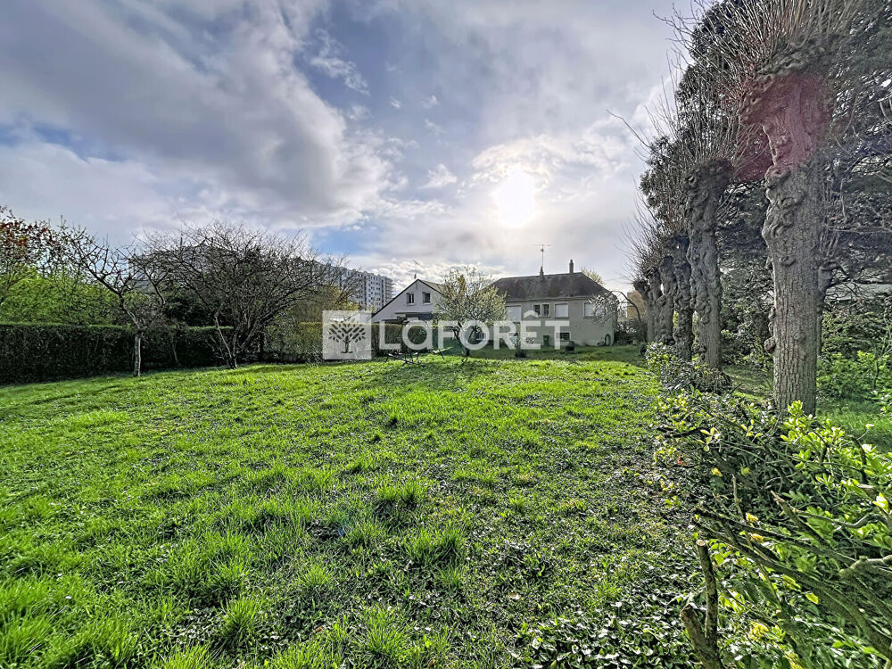 Orléans : grand terrain constructible de 2000 m² avec maison