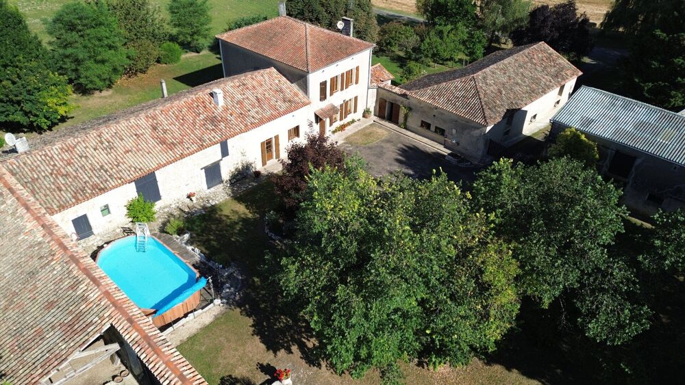 MAISON DE CARACTERE avec beaucoup de DEPENDANCES