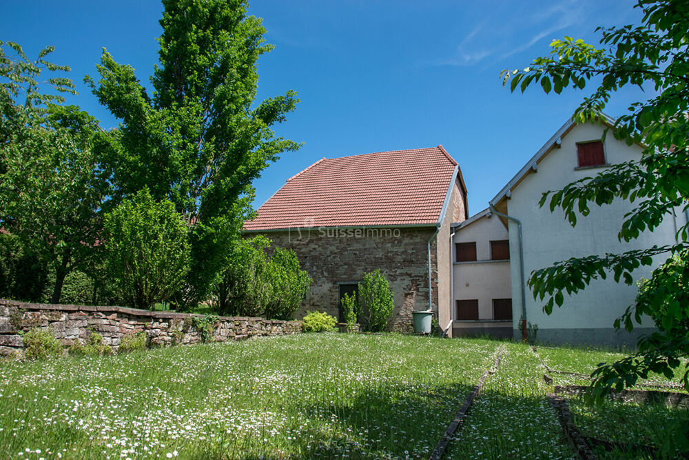Maison à rénover avec grands volumes secteur Saulnot et belles dépendances