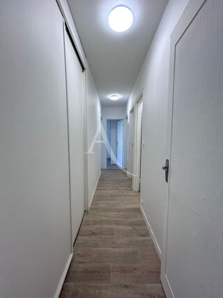  Appartement à louer 4 pièces 79 m²