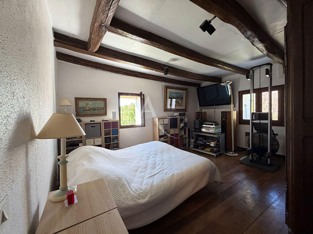 Charmante maison en pierre de 160 m² à Lhommaizé avec piscine et dépendances.