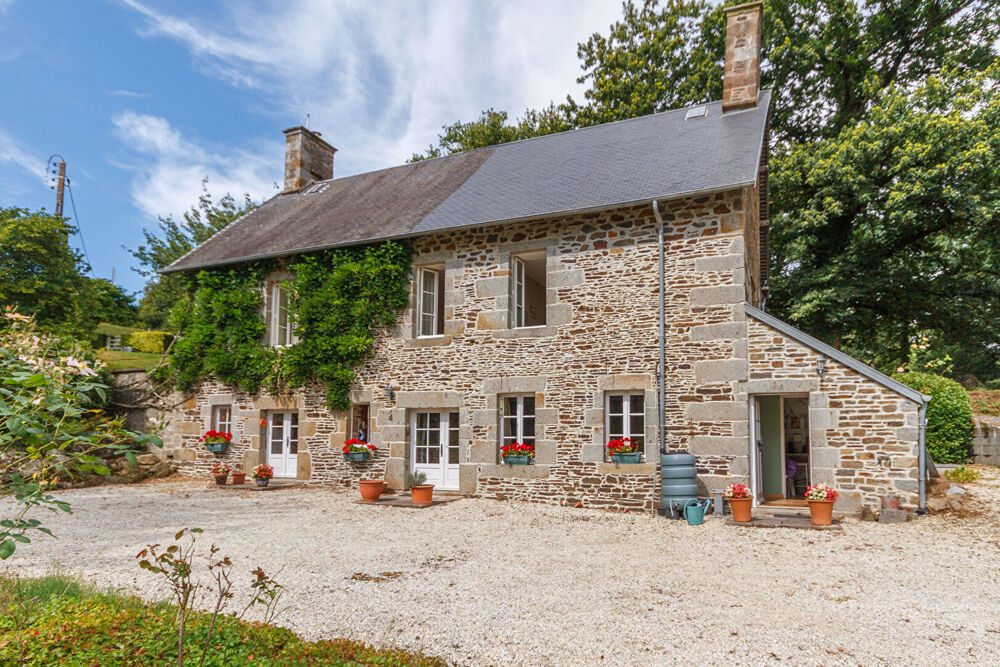 MANCHE : Maison en pierre de 4 chambres située dans un endroit privé avec dépendances et terrain.