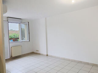 Location Appartement T2 rénové de 44 m² avec petit balcon exposé Sud Les angles