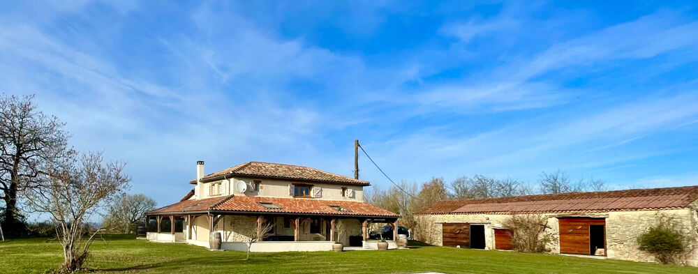 LOT-proche PUY L'EVEQUE (130m2), 3 chambres, avec,vue,piscine et dependances sure un terrain de 1.8 ha.