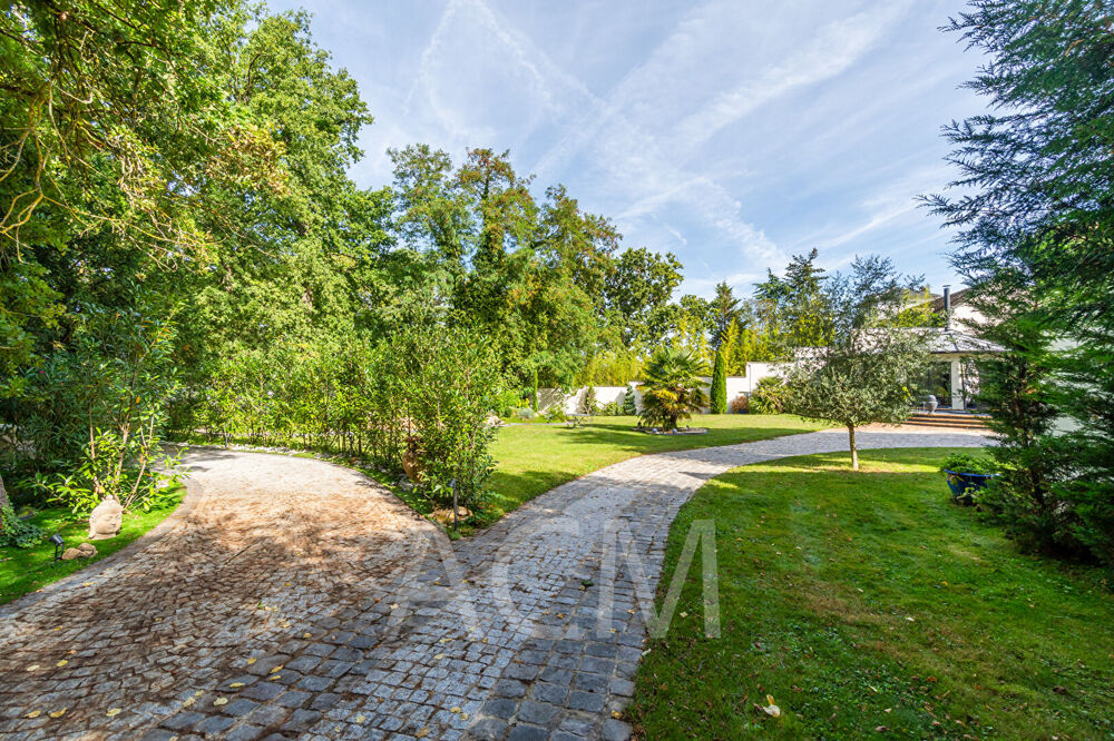 Maison - Le Mesnil Le Roi - 8 pièces - 300 m2