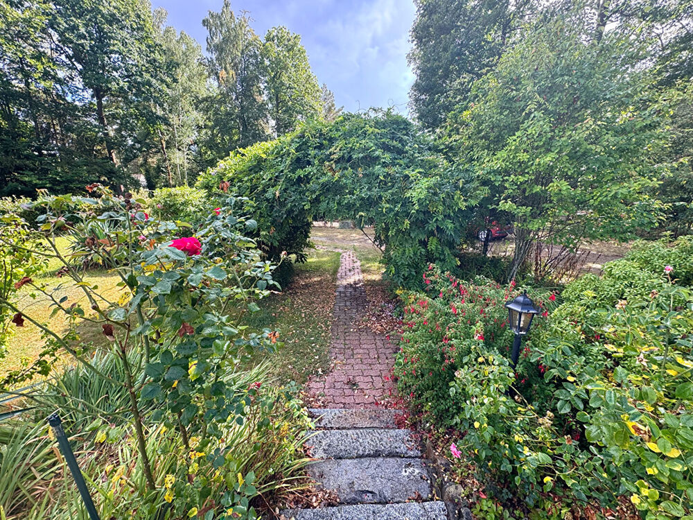 À VENDRE ! Maison familiale sur sous-sol total ? terrain clos et arboré de 2 200 m²