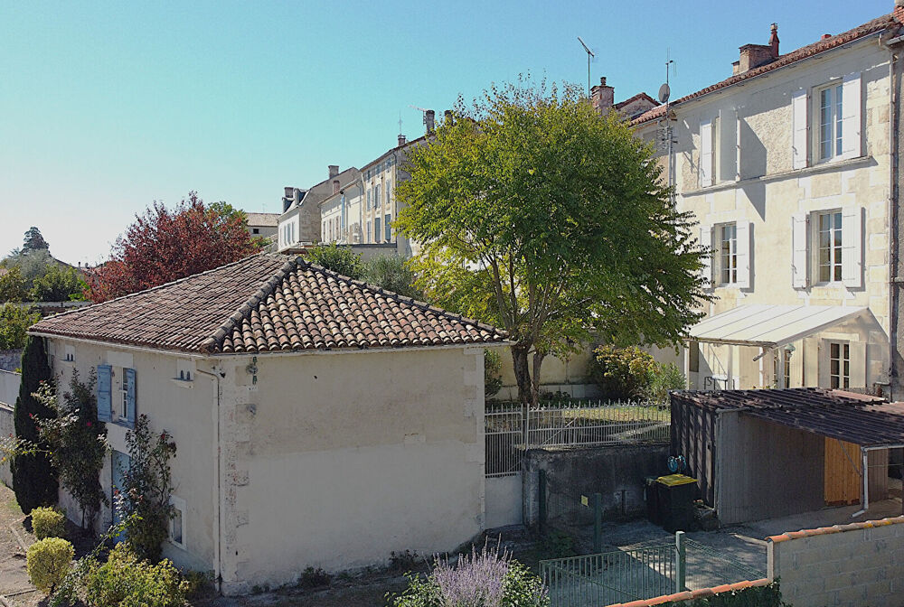 Montmoreau : une grande maison familiale avec studio, jardin et garage