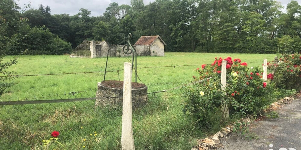Corps de ferme, 18 pièces, 12 chambres, 6.5 hectares terrain avec étang.