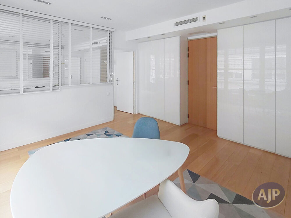   Lot de 4 bureaux avec 3 entrées indépendantes Paris 8