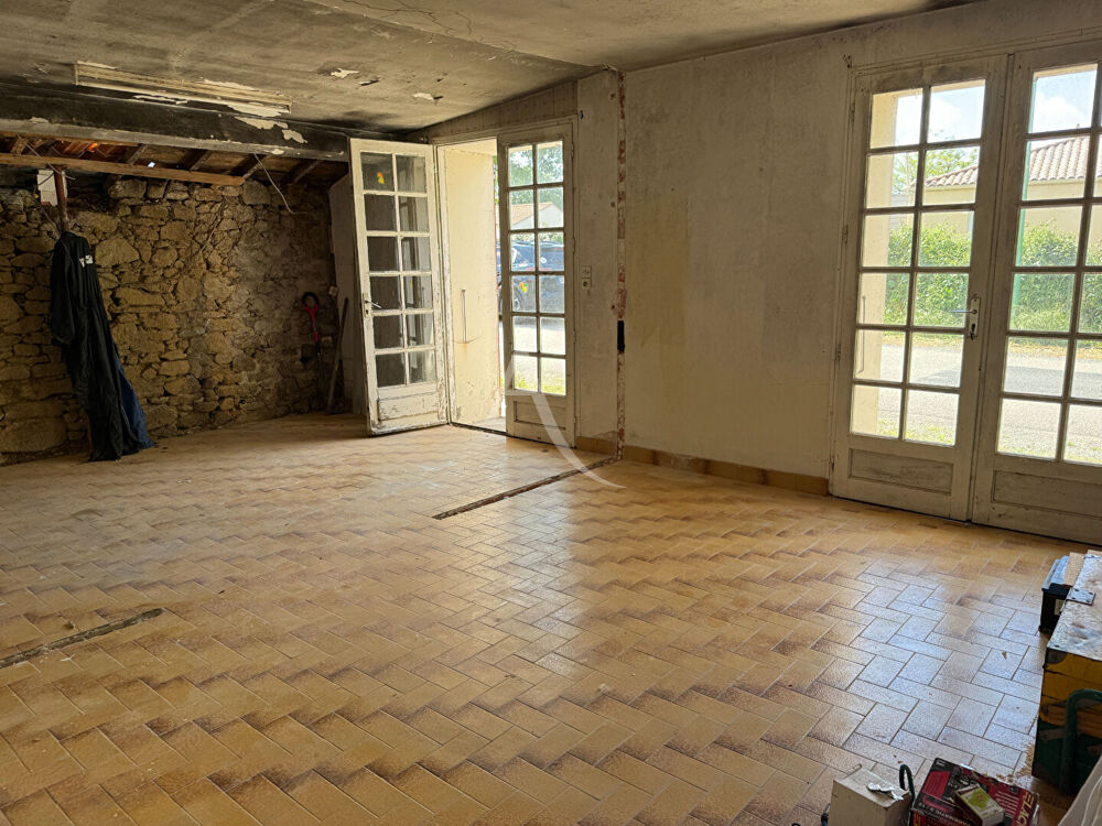 Maison à rénover à ST AVAUGOURD DES LANDES.