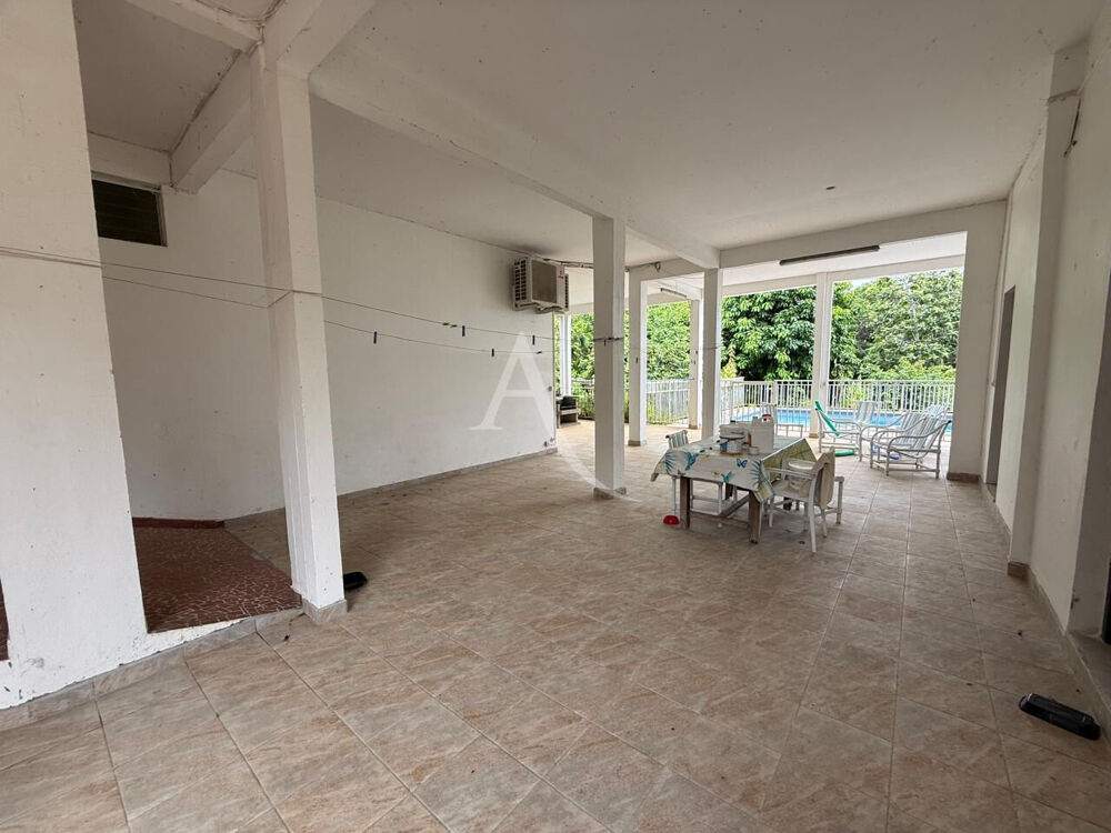 Villa de 7 chambres sur grand terrain à fort potentiel à Petit Bourg