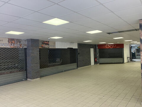 LOCAUX COMMERCIAUX EN BORD DE MER . 1600 83600 Frejus