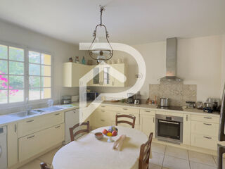  Villa  vendre 13 pices 