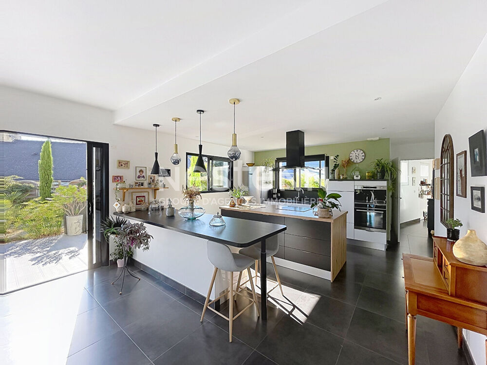 EXCLUSIVITÉ ! Maison d'architecte avec plus de 1200m² de terrain à vendre à Nivillac