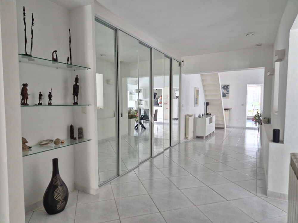 Vente Maison Villeveyrac : Élégante villa de plain-pied -210 m² de surface au sol - Charme méditerranéen avec piscine Villeveyrac